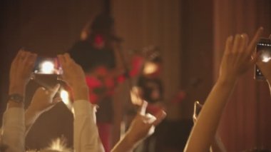 İnsanların tam kalabalık kendi telefonlarında performans filme