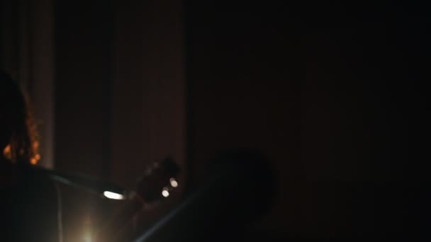 Un jeune homme timide aux cheveux longs marchant vers le micro sur scène 