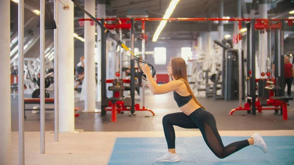 一个运动员妇女在健身房训练 - 拿着手柄，在膝盖上做 — 图库照片