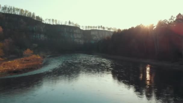 Een uitzicht op een landschap van de rivier en de Rocky Mountains — Stockvideo