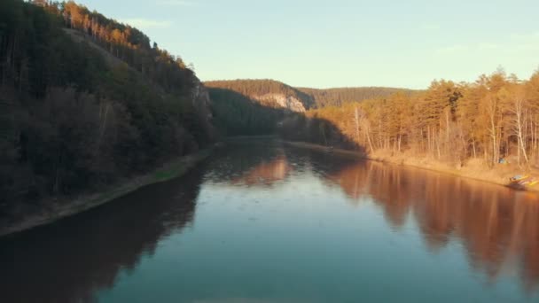 Een uitzicht op een landschap van de rivier en het bos op de bergen — Stockvideo