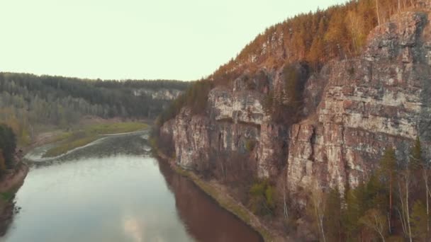 Una vista sobre la montaña del amanecer cubierta de árboles y el río — Vídeo de stock