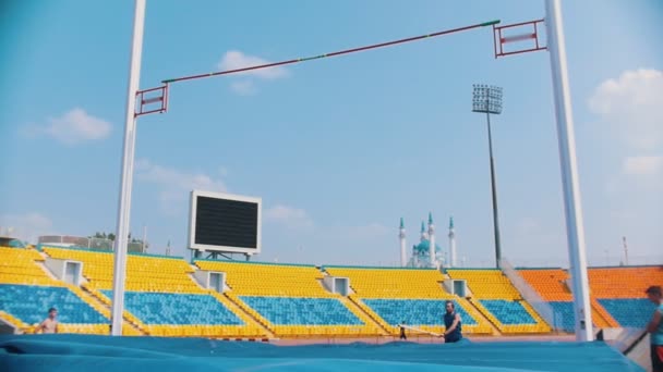 Klenba na pólu-táhne se vousatý atletický muž, který drží sloup a skákající neúspěšný pokus — Stock video