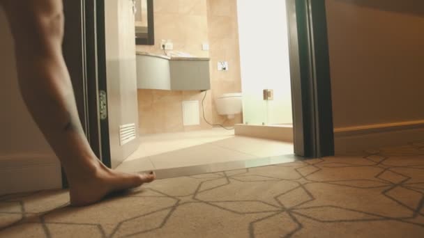 Eine Frau geht im Badezimmer und lässt ihr Höschen fallen — Stockvideo