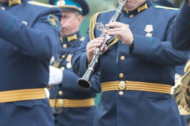Bir rüzgarlı alet geçit töreni - klarnet çalan mavi kostümlü bir adam