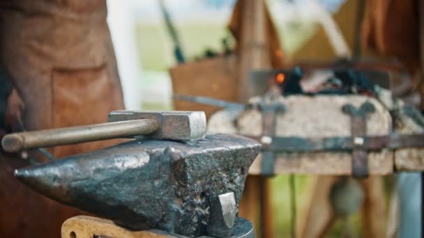 Herrero trabajando con una espada en su taller — Vídeo de stock