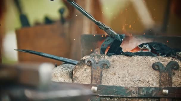 Blacksmith dolgozik egy patkó a műhelyében-fűtés fel a részleteket — Stock videók