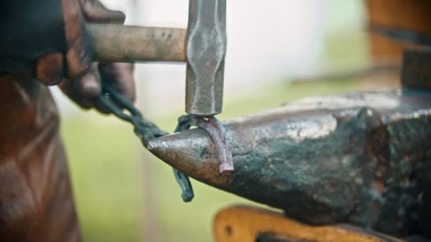 Smid het maken van een hoefijzer-raken van de hete metalen met een hamer — Stockvideo