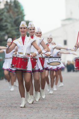 Rusya, Kazan 09-08-2019: Bir rüzgarlı enstrüman geçit töreni - parlak kırmızı davul çalan küçük etekler makyaj kadınlar