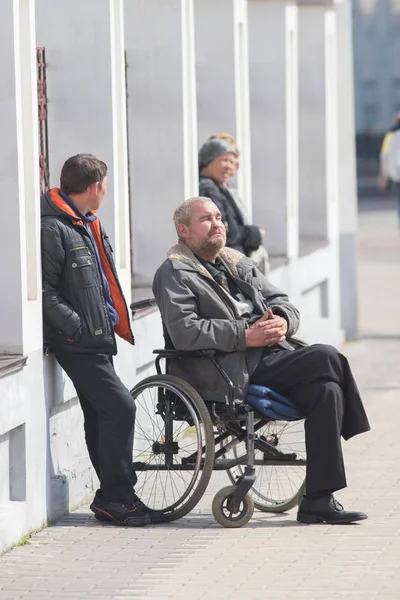Rusland, Kazan 09-08-2019: gehandicapte man kijken naar de muzikale militaire parade — Stockfoto