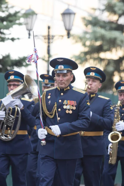 RUSSIA, KAZAN 09-08-2019: Una sfilata di strumenti a fiato - persone in costume blu che camminano per strada con strumenti musicali in mano — Foto Stock