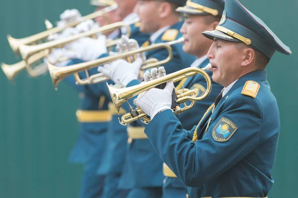 RUSSIA, KAZAN 09-08-2019: Una sfilata di strumenti a fiato - gente in costume verde in piedi sulla strada a suonare strumenti — Foto Stock