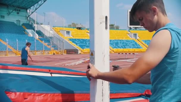 Bóveda de poste - un hombre bajando la barra para el salto — Vídeos de Stock