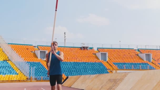 Volta polare - un uomo atletico respira e inizia a correre tenendo un palo — Video Stock