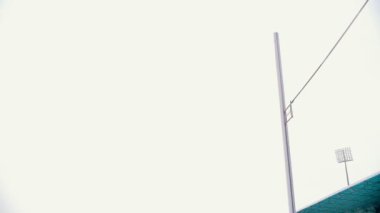 Pole vault eğitim - bir atletik adam mükemmel bar üzerinden atlama