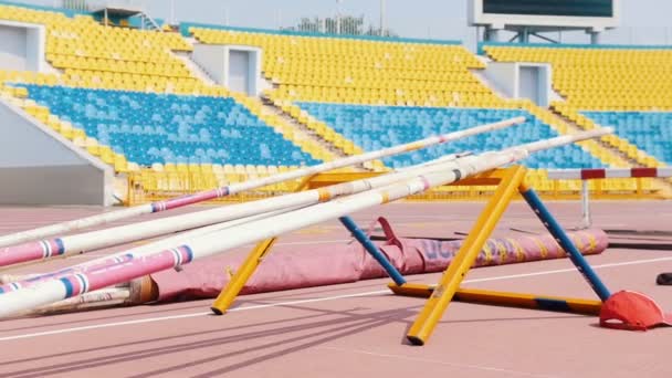 Sırıkla atlama direkleri için stadyumda bir stand — Stok video