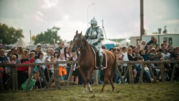 BULGAR, RUSIA 11-08-2019: Un caballero montando un caballo cerca de la valla durante el torneo de lucha — Vídeo de stock