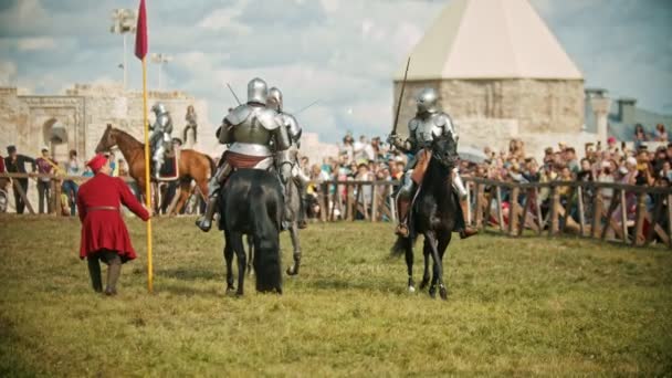 BULGAR, RUSSIA 11-08-2019: Several knights having a battle on the field - the judge walking around and watching the battle — Stock Video