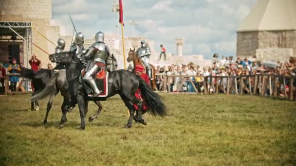 BULGAR, RUSSIA 11-08-2019: Knights having a battle on the field - the judge walking around and watching the battle- people watching the battle — Stock Video