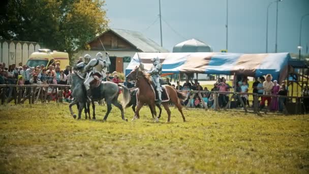 Bulgar, russland 11-08-2019: ritter kämpfen auf dem feld - der richter geht umher und beobachtet das schlacht- leute beobachten die schlacht hinter dem zaun — Stockvideo