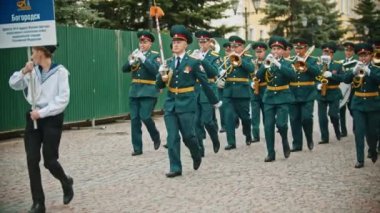 Rusya, Kazan 09-08-2019: Bir rüzgarlı çalgı geçit töreni - Saratov askeri orkestra diyor bir plaka tutan bir adam