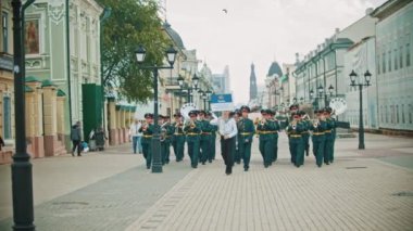 Rusya, Kazan 09-08-2019: Bir rüzgarlı çalgı geçit töreni - Yekaterinburg Orkestrası diyor bir plaka tutan bir adam