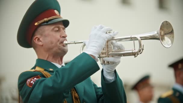 RÚSSIA, KAZAN 09-08-2019: Um desfile de instrumentos de sopro - um homem de traje verde tocando trompete — Vídeo de Stock