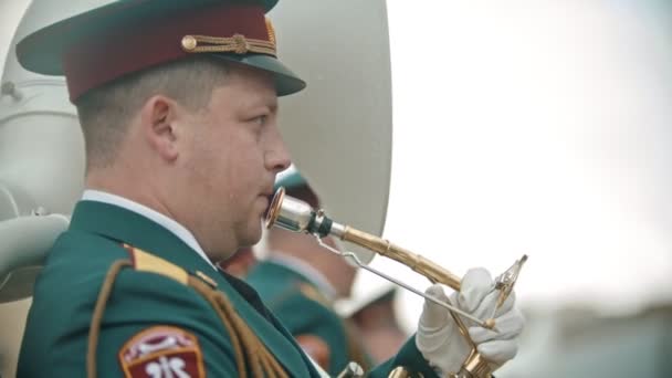 RUSIA, KAZAN 09-08-2019: Un desfile de instrumentos de viento: un hombre usa la lengua para tocar la trompeta — Vídeos de Stock