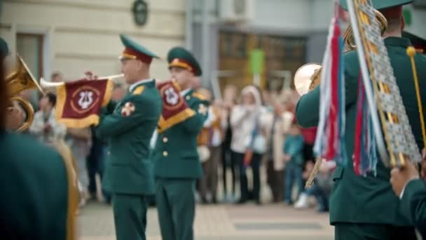 Oroszország, Kazan 09-08-2019: egy fúvós hangszer felvonulás-katonai férfiak az utcán játszik trombiták — Stock videók