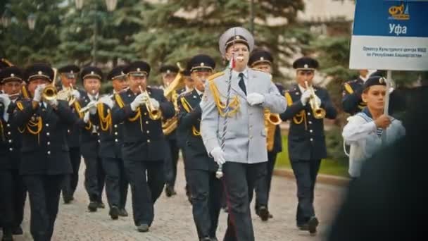 RUSIA, KAZAN 09-08-2019: Un desfile de instrumentos de viento - banda de música militar - hombre del ejército caminando por la calle sosteniendo diferentes instrumentos musicales — Vídeos de Stock