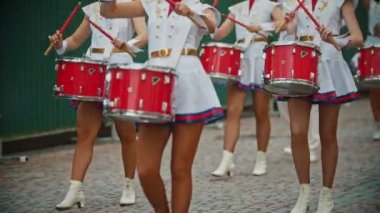 Rusya, Kazan 09-08-2019: Bir rüzgarlı enstrüman askeri geçit töreni - parlak kırmızı davul oynayan küçük etekmakyaj kadınlar