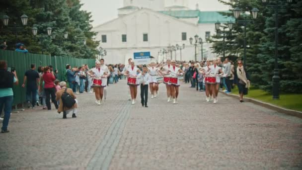 Oroszország, Kazan 09-08-2019: A fúvós hangszer felvonulás-nők fényes töltsük fel a kis szoknyák játék piros dob-Nizhny Novgorod együttes majorók és dobosok — Stock videók