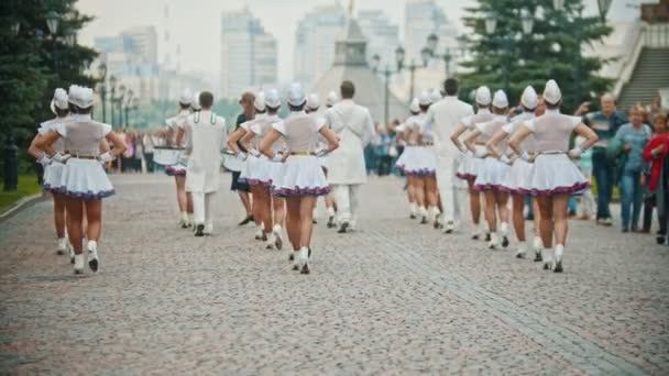 러시아, 카잔 09-08-2019 : 관악기 군사 퍼레이드 - 거리를 걷는 작은 치마를 입은 여성 — 비디오