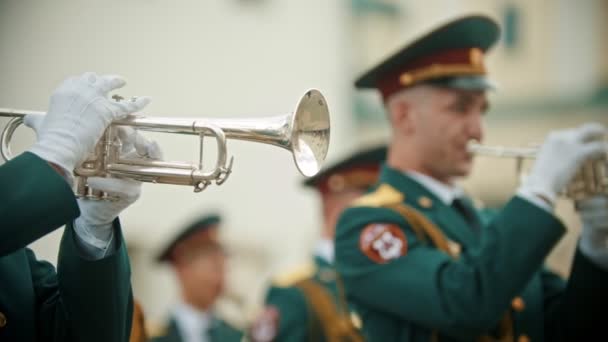 俄罗斯，喀山 09-08-2019： 风乐器阅兵 - 一个身着绿色服装的男子吹喇叭 — 图库视频影像
