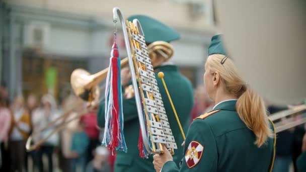 RUSIA, KAZAN 09-08-2019: Un desfile militar de instrumentos de viento: una mujer toca el xilófono — Vídeos de Stock