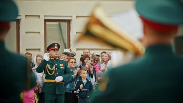 Rusland, Kazan 09-08-2019: een blaasinstrument militaire parade-kapelmeester leidt het leger orkest — Stockvideo