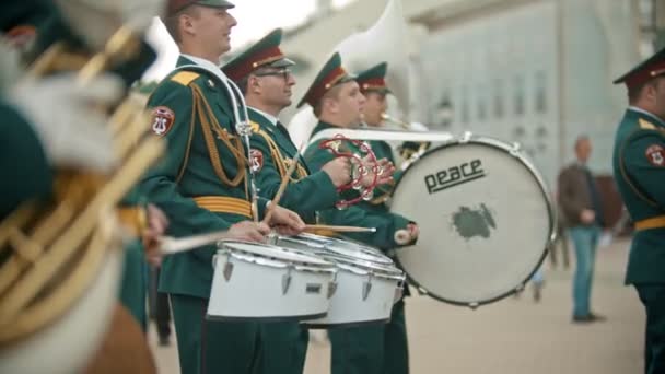 RUSIA, KAZAN 09-08-2019: Un desfile militar de instrumentos de viento - hombres con trajes verdes de pie en la calle y tocando la batería — Vídeo de stock