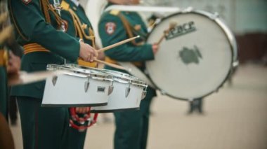 Rusya, Kazan 09-08-2019: Bir rüzgarlı çalgı askeri geçit töreni - erkekler sokakta duran ve davul çalıyor