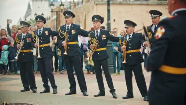 RÚSSIA, KAZAN 09-08-2019: Um desfile militar de instrumentos de sopro - soldados segurando os ombros uns dos outros e cantando — Vídeo de Stock