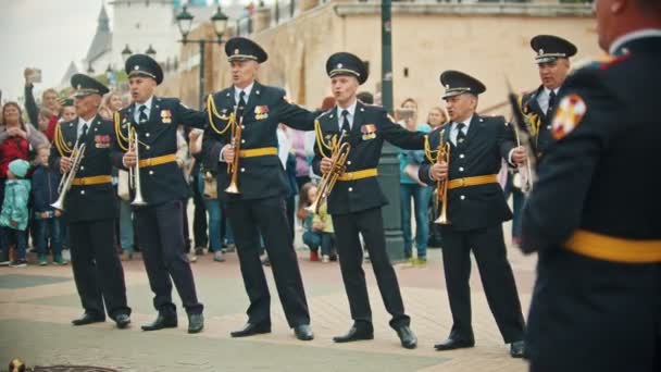 Росія, Казань 09-08-2019: духові інструмент військовий парад-військові тримає один одного плечі і співати — стокове відео