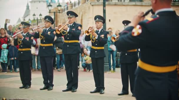 Russland, kasan 09-08-2019: Militärparade für Blasinstrumente - Soldat nimmt Trompete und beginnt zu spielen — Stockvideo