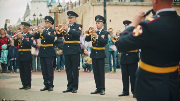 Rosja, Kazan 09-08-2019: instrument wiatr parada wojskowa-Żołnierskich przy trąbce i zacząć grać — Wideo stockowe