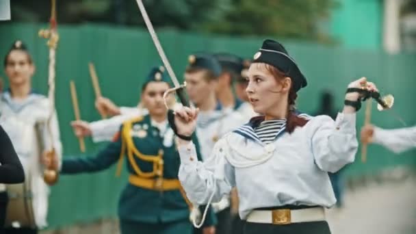 RUSIA, KAZAN 09-08-2019: Un desfile militar de instrumentos de viento - mujer mostrando trucos con espadas — Vídeos de Stock