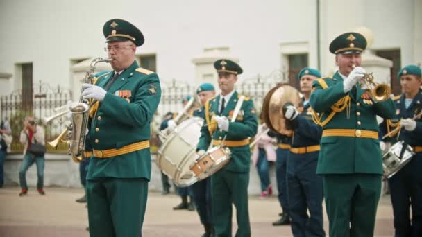 RUSIA, KAZAN 09-08-2019: Un desfile militar de instrumentos de viento — Vídeos de Stock