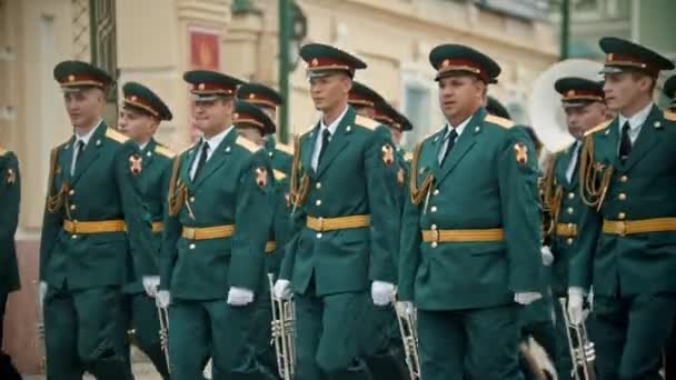 RÚSSIA, KAZAN 09-08-2019: Um desfile de instrumentos de sopro - músicos militares em trajes verdes marchando na rua segurando instrumentos musicais — Vídeo de Stock