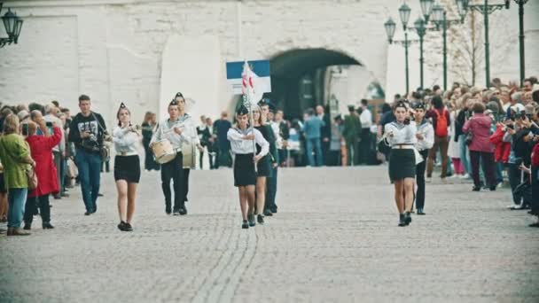 Ryssland, Kazan 09-08-2019: en blåsinstrument Parade-kvinnor marscherar på gatan-Kazan namnskylt — Stockvideo