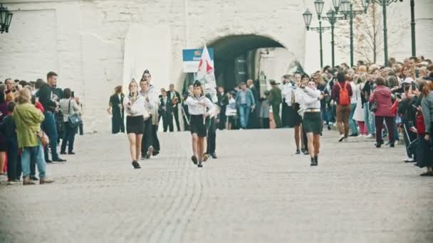 RUSSIA, KAZAN 09-08-2019: Sebuah parade instrumen angin wanita berjalan dengan drum berjalan di jalan - papan nama Kazan — Stok Video