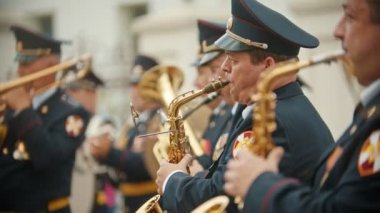 Rusya, Kazan 09-08-2019: askeri geçit töreni - rüzgarlı enstrüman geçit töreninde saksafon çalan adamlar