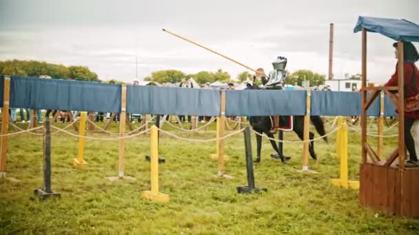 Bulgar, Rusland 11-08-2019: ridders hebben een gevecht op het groene veld — Stockvideo