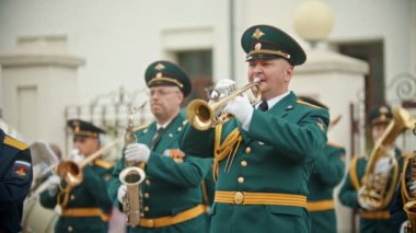 Rusya, Kazan 09-08-2019: askeri geçit töreni - rüzgarlı enstrüman geçit töreninde trompet çalan yeşil kostümlü adamlar